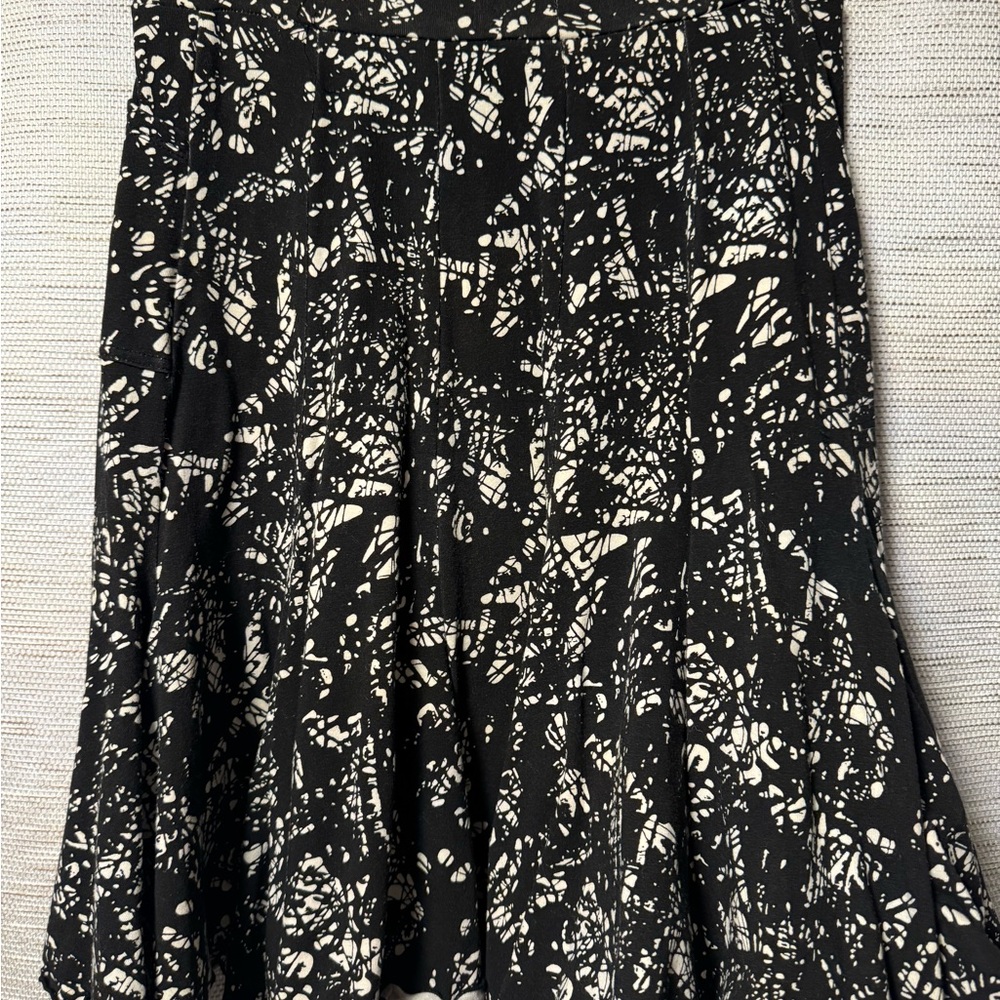Chic Black and White A-Line Skirt with pockets